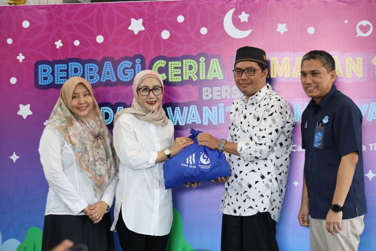 PAM JAYA menyalurkan 450 paket sembako kepada warga di lingkungan Masjid Jami At-Tarbiyah, Jakarta Timur (Jaktim), Rabu (12/3/2025).
