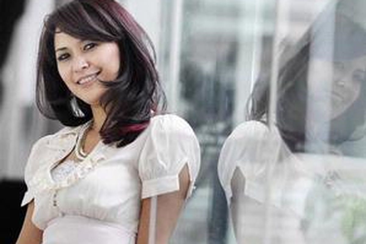 Miranti mampu berteman sama baiknya dengan satpam, waitress, hingga pemilik perusahaan.