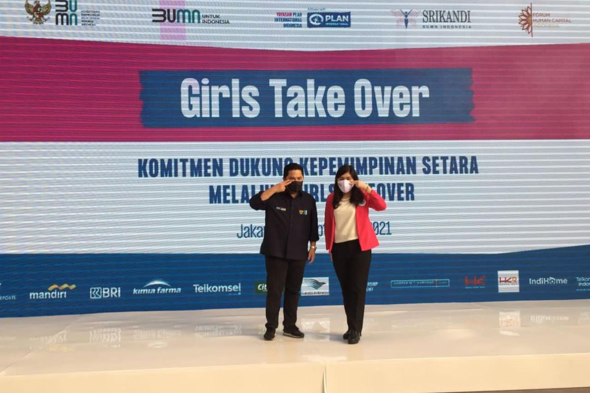Menteri BUMN Erick Thohir bersama Sharon Florencia, peserta program Girls Take Over 2021 Kementerian BUMN menjalankan peran sebagai Menteri BUMN dalam sehari pada Kamis (30/9/2021).