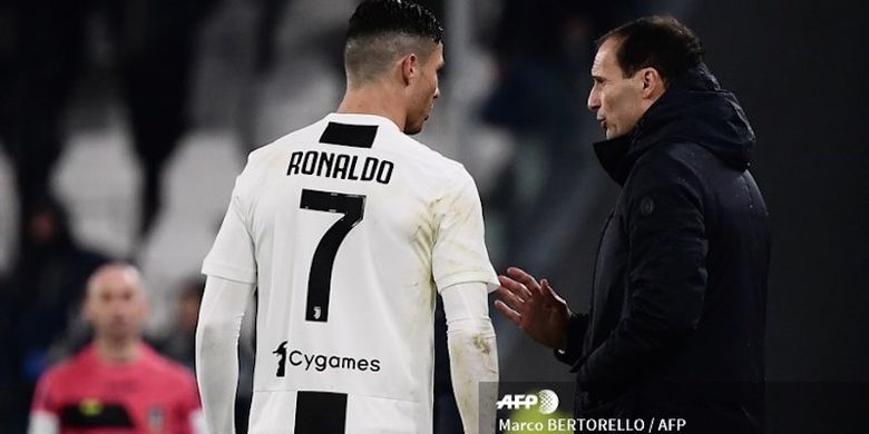 Massimiliano Allegri sedang berbicara dengan Cristiano Ronaldo pada laga Juventus vs Parma dalam pekan ke-22 Liga Italia di Stadion Juventus, Sabtu (2/2/2019) atau Minggu dini hari WIB.