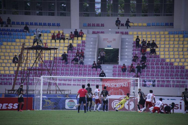 Bek Persis Solo, Fabiano (nomor 15) saat membobol gawang Dewa United yang dijaga Syaiful pada laga Grup A Piala Presiden 2022 antara Dewa United vs Persis yang dihelat di Stadion Manahan, Jumat (24/6/2022).
