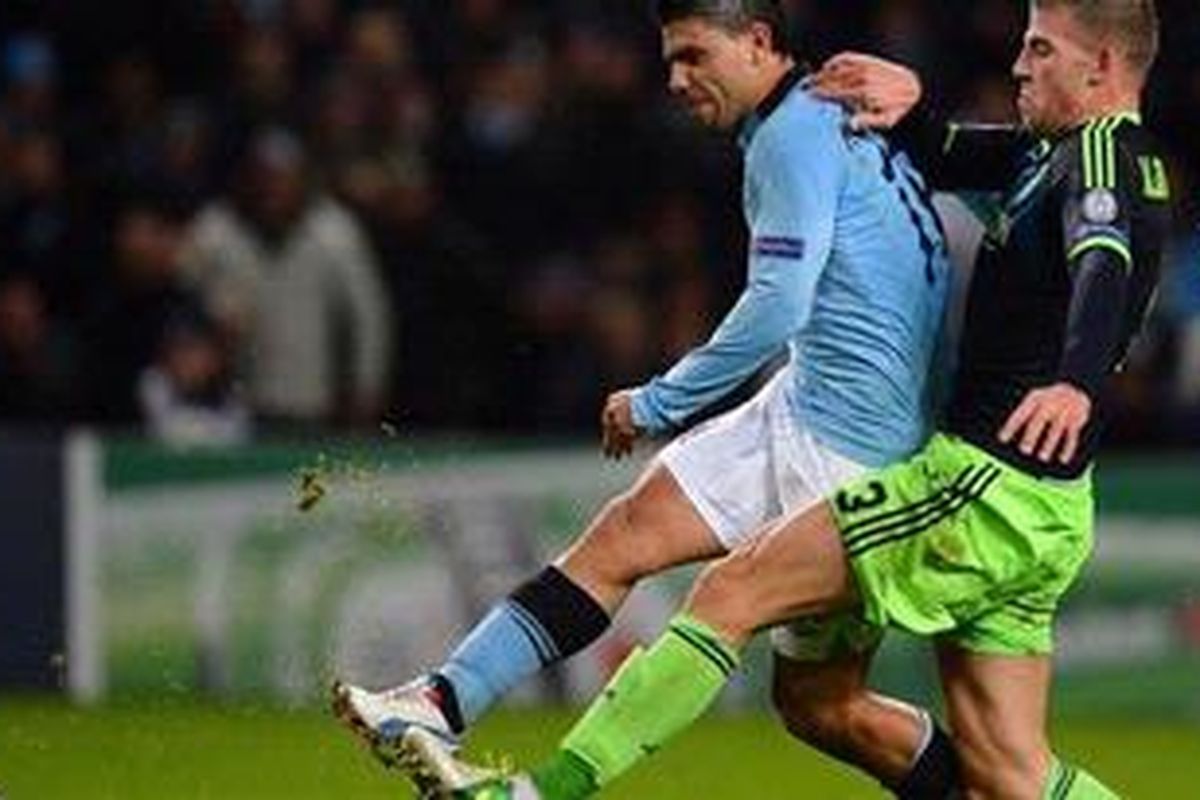 Bomber Manchester City, Sergio Aguero, saat mencetak gol ke gawang Ajax Amsterdam pada matchday keempat penyisihan Grup D Liga Champions, Selasa (6/11/2012). 