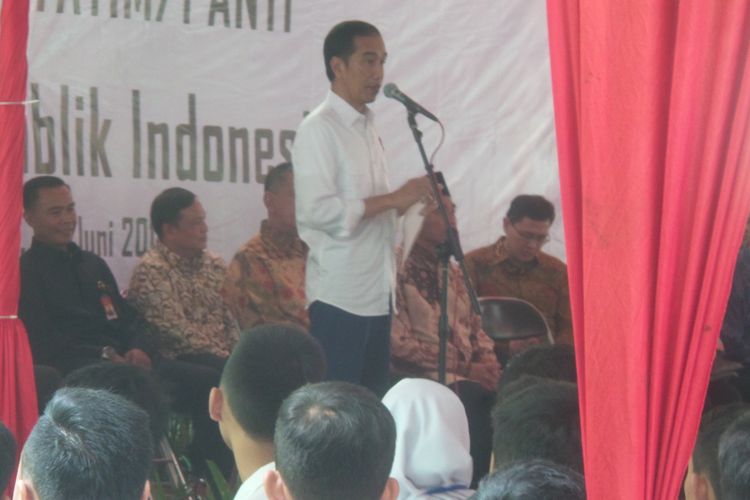 Presiden Joko Widodo saat membagi-bagikan 1.500 KIP di SMPN Negeri II Tasikmalaya, Jawa Barat, Jumat (9/6/2017).