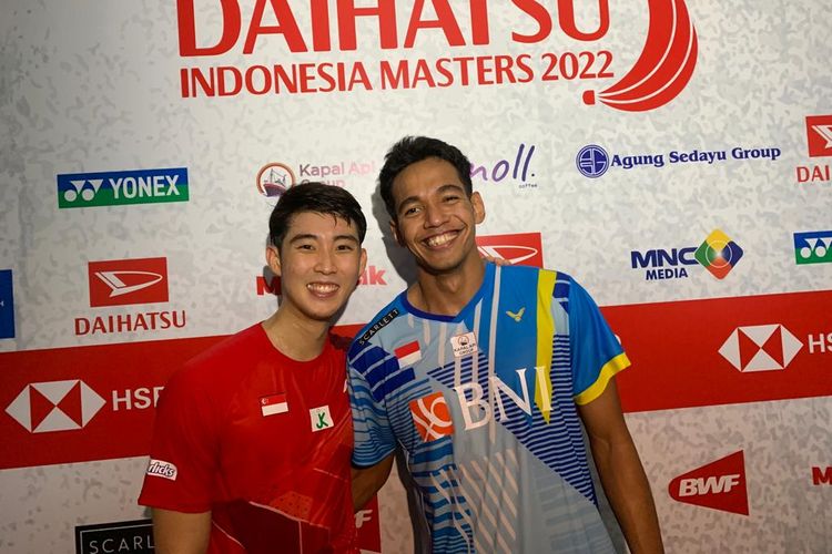 Loh Kean Yew dan Chico Aura Dwi Wardoyo usai bertanding di babak 16 besar Indonesia Masters 2022 pada Kamis (10/6/2022).