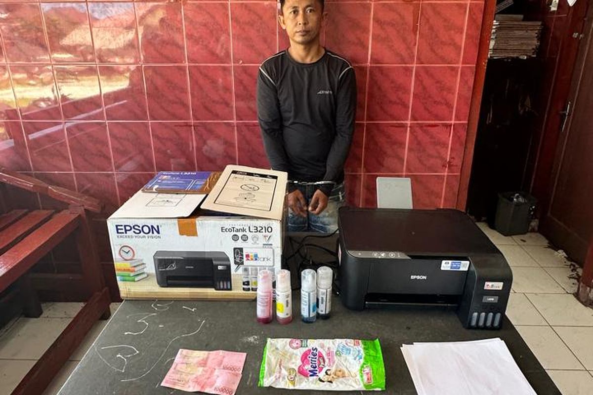 Polisi menangkap pria bernama  Yunus Fanaetu karena mengedarkan uang palsu di  Kecamatan Pulau-pulau Batu, Kabupaten Nias Selatan (Nisel), Sumatera Utara pada Selasa (30/9/2025)  