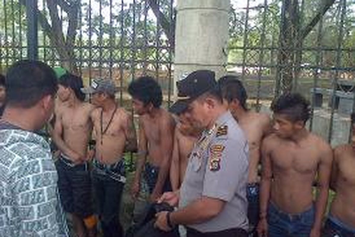 Ilustrasi: Petugas mengamankan belasan anak punk di Kendari.