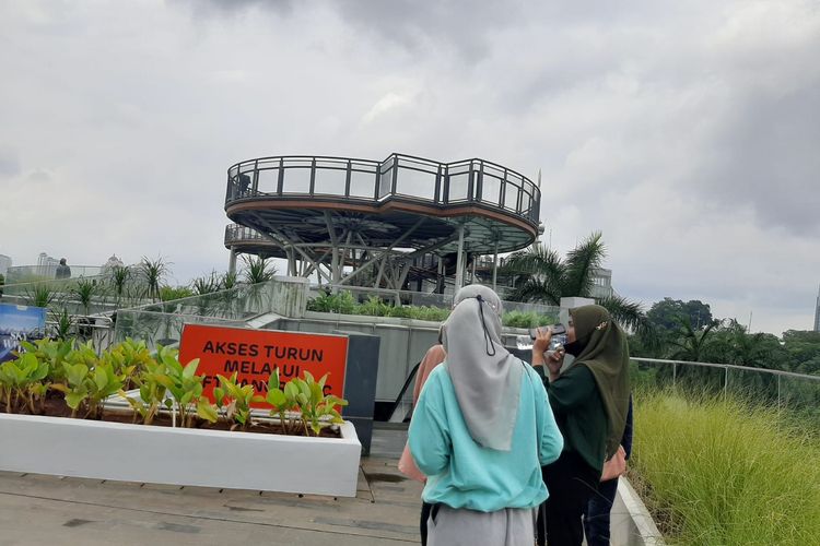 Pengunjung Ingin Masuk ke Area Skywalk, Senayan Park, Jakarta Selatan, Selasa (28/12/2021)