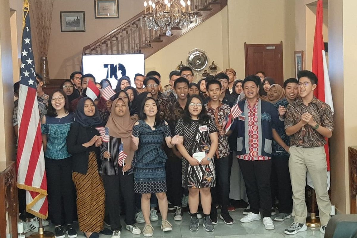 Sebagian dari 80 pelajar Indonesia yang lolos seleksi untuk mengikuti program beasiswa Kennedy Lugar Youth Exchange and Study (YES) Program 2019 dan berangkat ke Amerika Serikat.