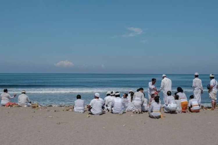 Peserta upacara melasti dibatasi maksimal 25 orang. 