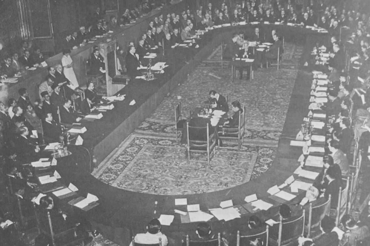 Suasana Konferensi Meja Bundar yang digelar di Den Haag, Belanda mengakui kedaulatan Indonesia sebagai negara Republik Indonesia Serikat (RIS). Tanggal 17 Agustus 1950, lima tahun setelah Proklamasi Kemerdekaan, Indonesia kembali menjadi Negara Kesatuan Republik Indonesia (NKRI).