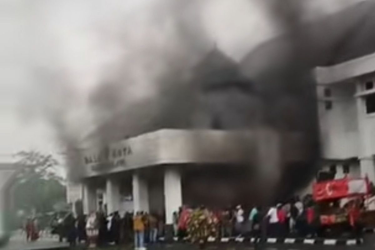 Para buruh yang demo membakar ban saat kecewa tuntutannya tak diakomodir membuat asap tebal hitam pekat mengepung bangunan Bale Kota Tasikmalaya, Jawa Barat, Jumat (17/1/2025) sore.