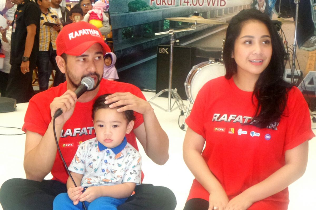 Pembawa acara Raffi Ahmad bersama sang istri, Nagita Slavina saat diabadikan di kawasan Depok, Jawa Barat, Sabtu (15/7/2017).