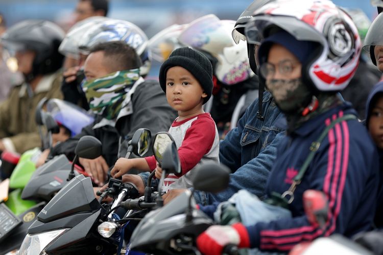 Pemudik antre menunggu masuk ke kapal Ro-Ro saat puncak arus mudik di Pelabuhan Merak, Cilegon, Banten, Jumat (23/6/2017). Pelabuhan Merak menargetkan 1.438.550 orang akan menyeberangi lintasan Merak-Bakauheni selama Lebaran tahun ini. 