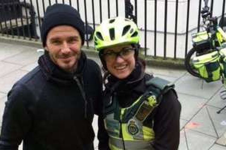 David Beckham (kiri) menolong paramedis dan pasiennya, di London dengan membelikan kopi dan teh, pada 2 Februari 2016.
