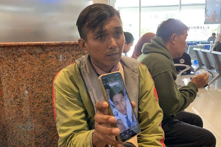 Totok Haryono Menanti Kabar Anaknya yang Hilang di KM Virgo Transport 8
