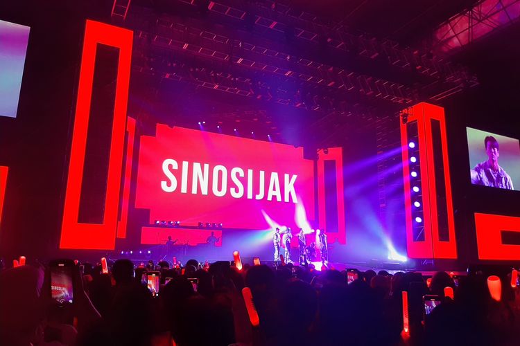 Boy band iKON saat menyanyikan lagu kedua berjudul Sinosijak di Konser 2023 iKON WORLD TOUR TAKE OFF di Tennis Indoor, Senayan, Jakarta Pusat, Minggu (19/11/2023)