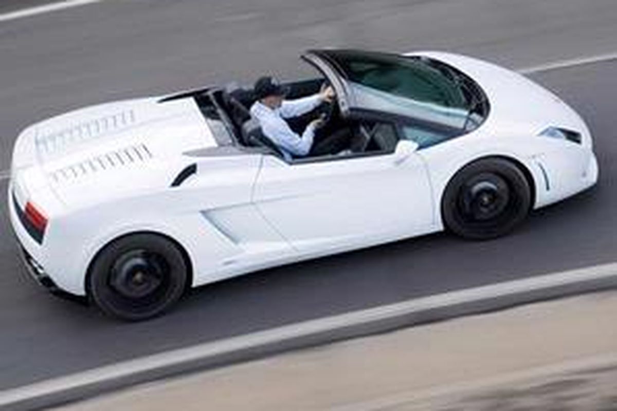 Lamborghini Gallardo LP540-4 Spyder dengan atap  yang bisa dibuka.