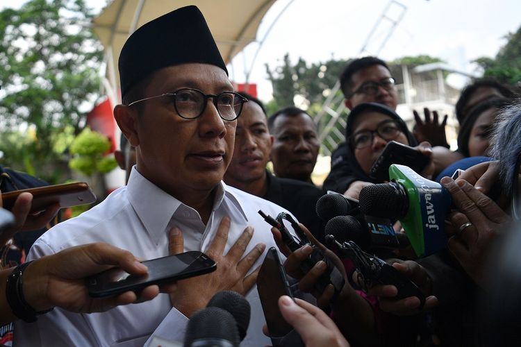 Menteri Agama Lukman Hakim Saifuddin tiba untuk menjalani pemeriksaan di kantor KPK, Jakarta, Rabu (8/5/2019). Lukman diperiksa sebagai saksi kasus dugaan suap seleksi jabatan di lingkungan Kementerian Agama tahun 2018-2019 dengan tersangka Romahurmuziy. ANTARA FOTO/Sigid Kurniawan/wsj.