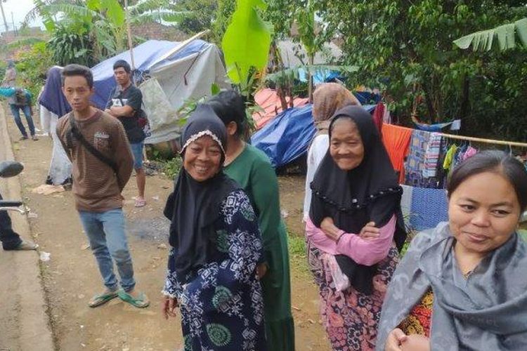 Pemandangan pengungsi gempa Cianjur berdiri di pinggir jalan masih terlihat di Kampung Cirumput, Desa Cirumput, Cugenang, Cianjur, Jumat (2/12/2022). 