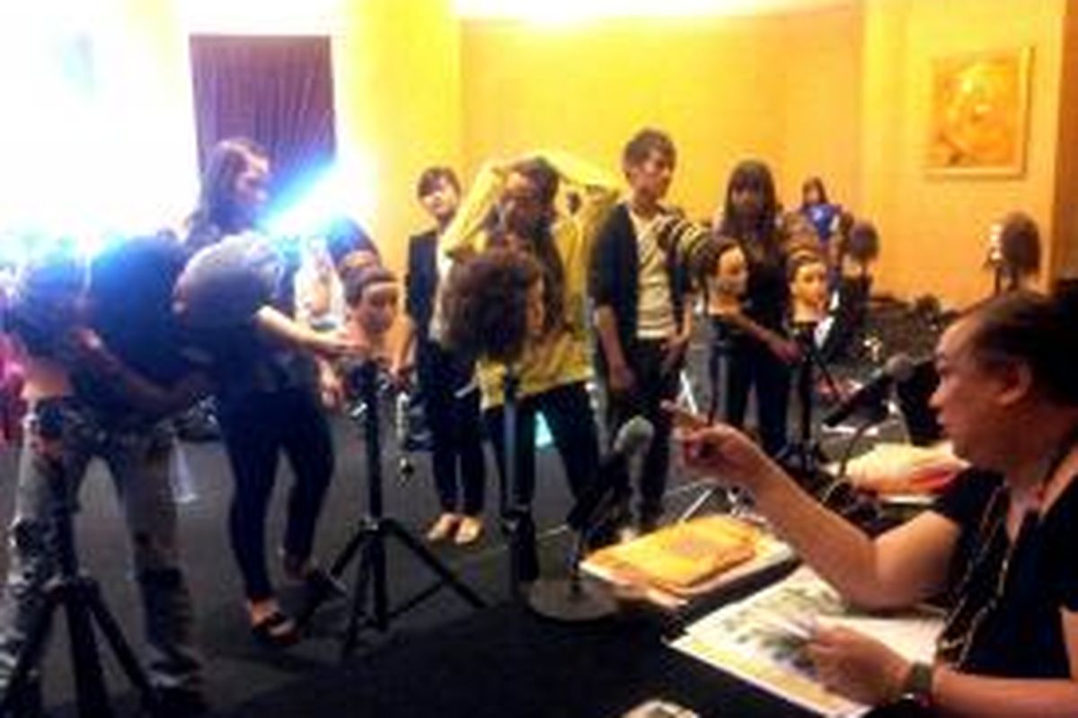 Suasana pelatihan 60 hairdresser untuk Jakarta Fashion Week 2013