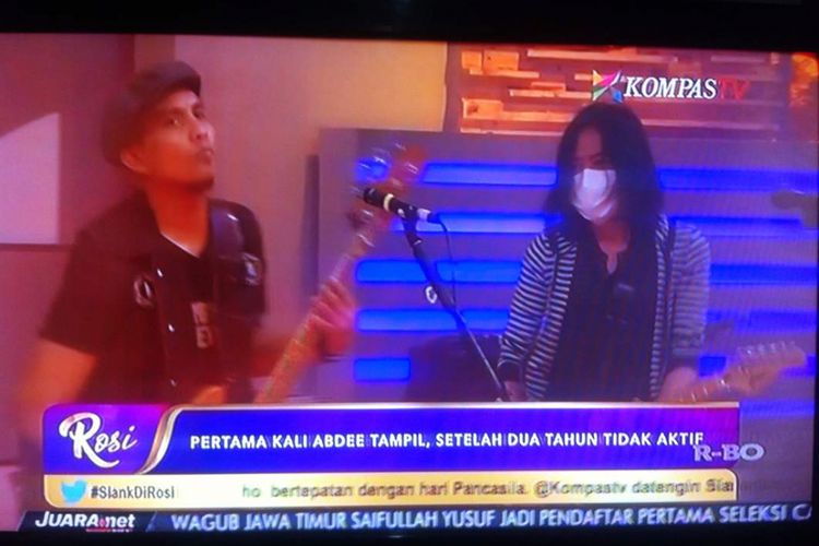 Abdee Negara menggunakan masker saat tampil bersama Slank dalam program acara bincang-bincang Rosi, episode #SlankDiRosi, Kamis (1/6/2017) malam.