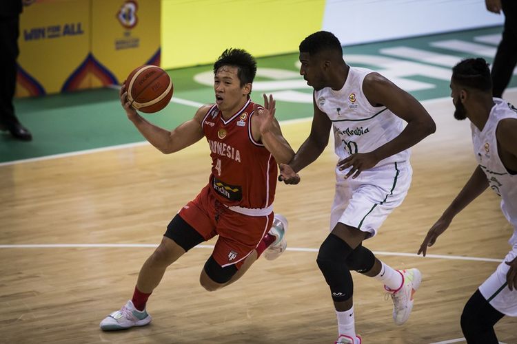 Pemain timnas bola basket Indonesia Abraham Damar Grahita beraksi dalam lanjutan Kualifikasi FIBA World Cup 2022 melawan Arab Saudi pada King Abdullah Sport City Jeddah, Kamis (24/2/2022) malam WIB.