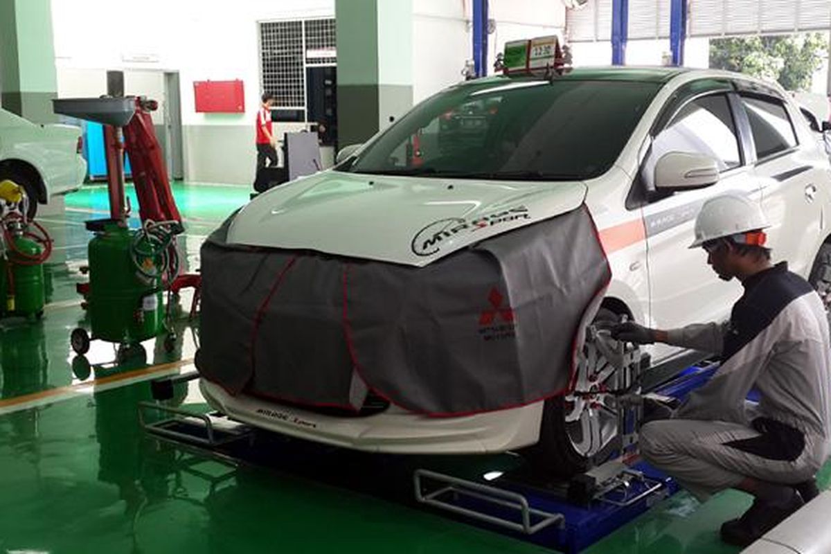 Fasilitas bengkel di dealer Mitsubishi Arista Kalimalang.