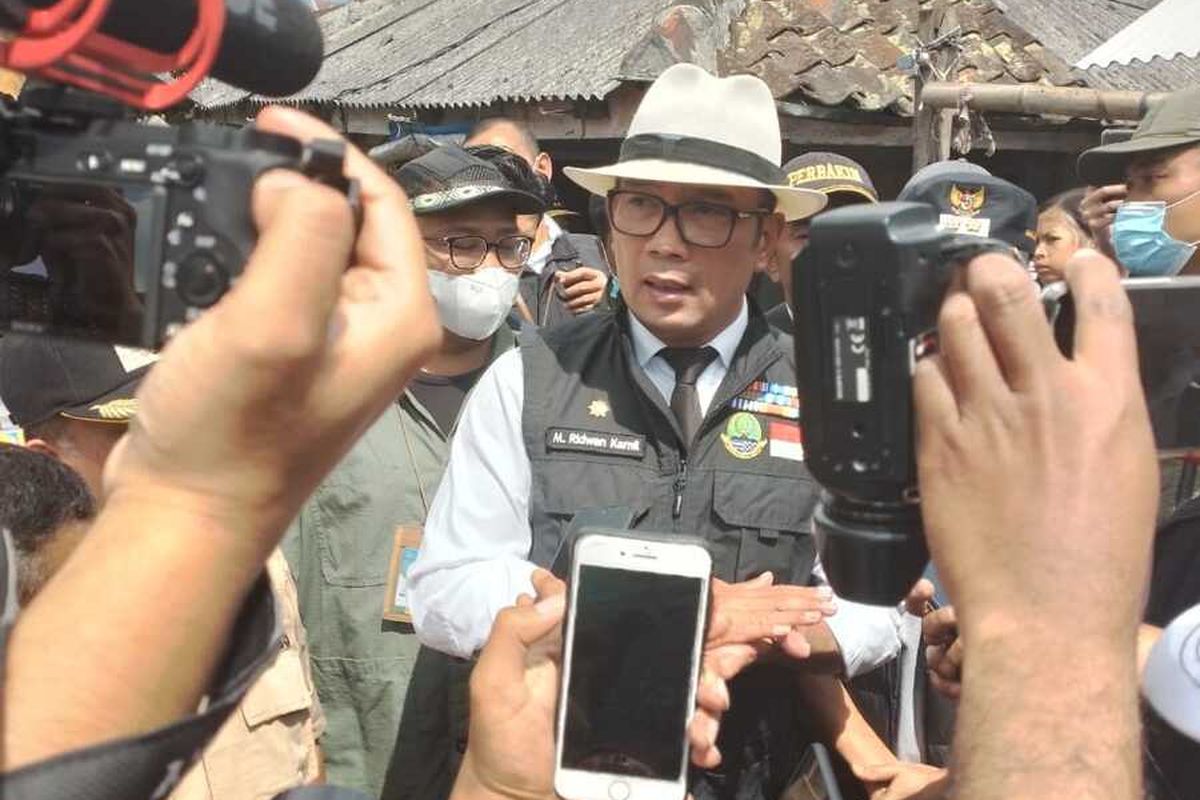Gubernur Jawa Barat Ridwan Kamil meninjau langsung Jembatan di Desan Tenjolaya, Kecamatan Pasir Jambu, Kabupaten Bandung yang roboh akibat luapan sungai Ciwidey beberapa waktu lalu.
