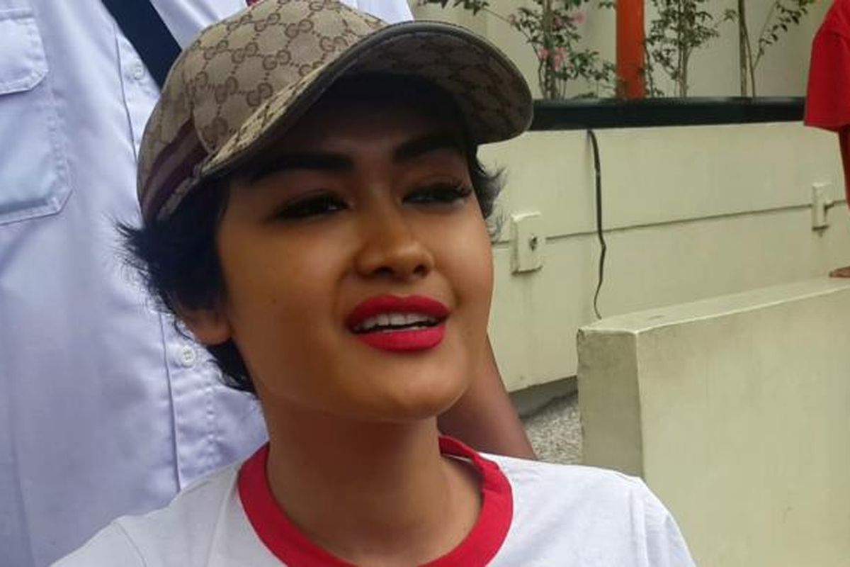 Penyanyi dangdut Julia Perez saat diabadikan di Rumah Sakit Cipto Mangunkusumo, Salemba, Jakarta Pusat, Sabtu (31/12/2016).