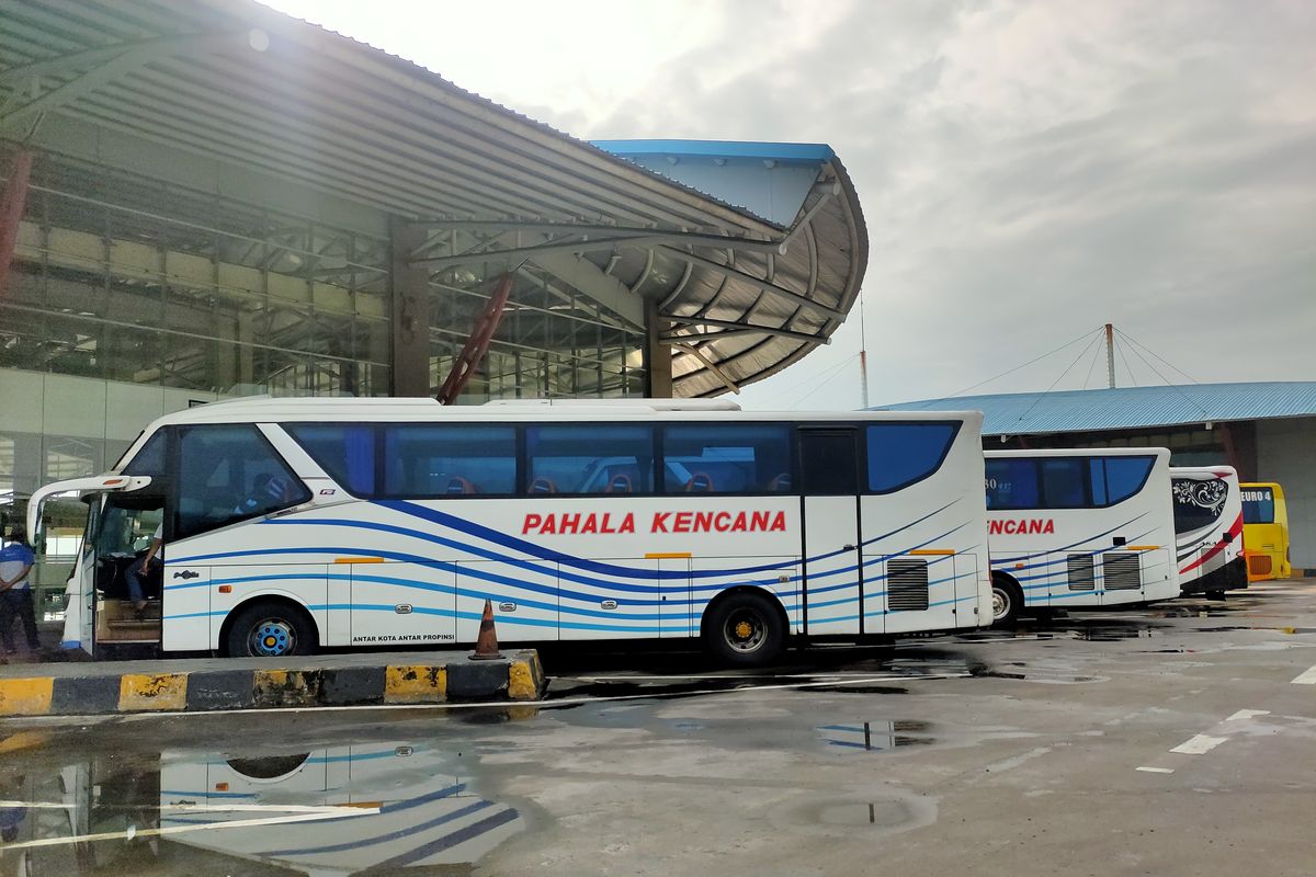Bus PO Pahala Kencana di Terminal Terpadu Pulo Gebang