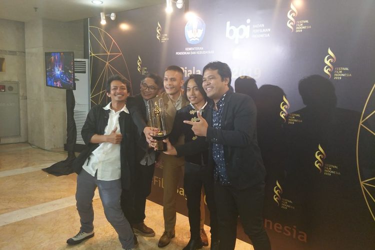 Para pemain, produser dan tim produksi film Kucumbu Tubuh Indahku usai acara Malam Penganugerahan Piala Citra FFI 2019 di kawasan Kedoya, Jakarta Barat, Minggu (8/12/2019) malam.