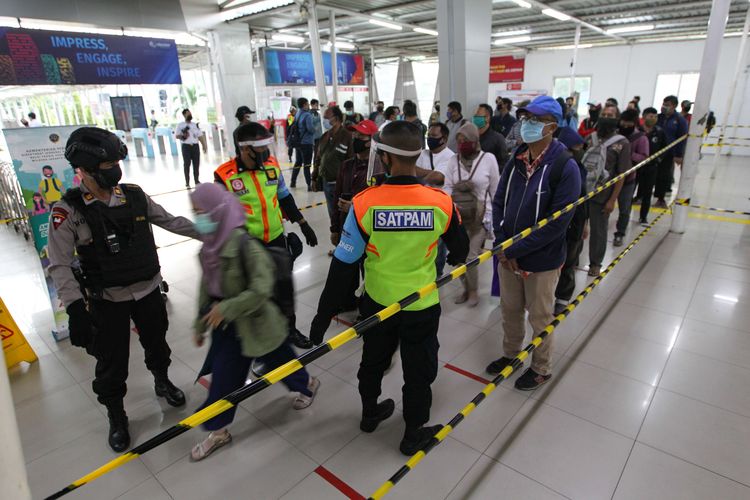 Calon penumpang Kereta Rel Listrik (KRL) Commuter Line antre di Stasiun Kota Bogor, Selasa (9/6/2020). Pihak stasiun menerapkan protokol kesehatan kepada para penumpang antara lain penerapan pembatasan jumlah kapasitas penumpang di dalam gerbong KRL.