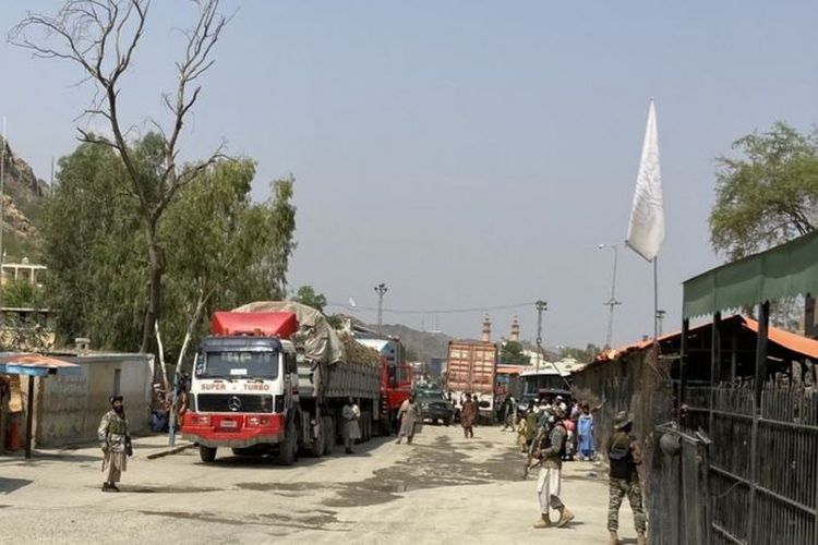 Bendera Taliban berwarna putih dikibarkan di pintu perbatasan.