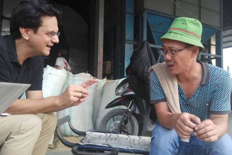 Darwin (kanan), yang biasa dipanggil Ah Kheng oleh teman-temannya adalah penggiling padi di Medan, Sumatera Utara. Ia sedang diwawancarai oleh kolumnis Karim Raslan. 