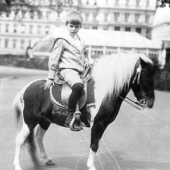 Archie Roosevelt putra dari Presiden ke-26 AS Theodore Roosevelt, bersama Algonquin, seekor kuda poni pada 17 Juni 1902. (White House via CBS News)