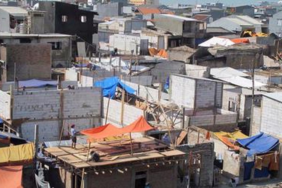 Sebagian korban kebakaran di Tambora, Jakarta Barat, mulai membangun kembali rumah-rumah mereka, Kamis (13/9/2012).