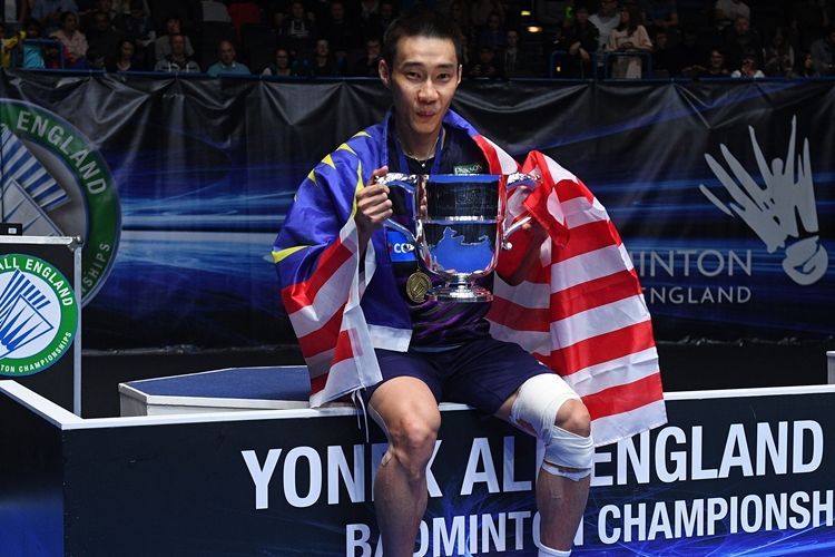 Pemain tunggal putra Malaysia, Lee Chong Wei, berpose dengan trofi yang didapat setelah mengalahkan China, Shi Yuqi, pada laga final All England di Barclaycard Arena, Birmingham, Minggu (12/3/2017).