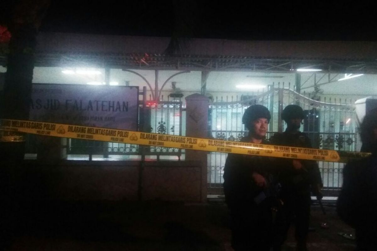 Polisi berjaga-jaga di sekitar Masjid Falatehan kawasan Blok M, Jumat (30/6/2017) malam. Di tempat ini, polisi menembak mati seorang pria yang melakukan penusukan terhadap dua orang polisi.