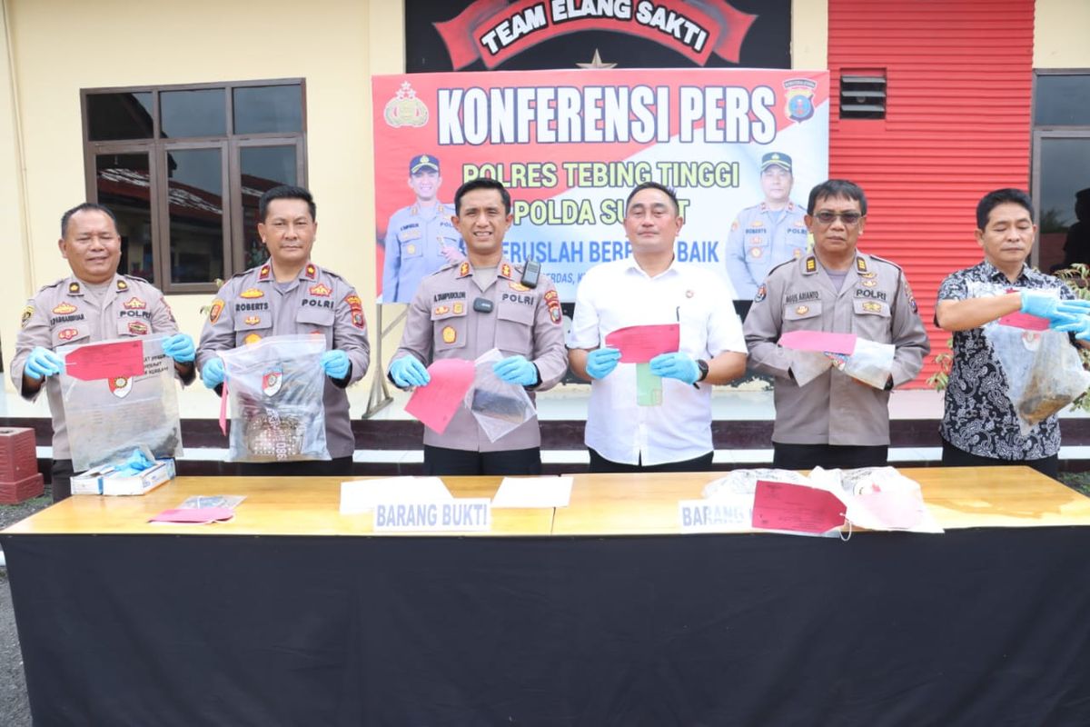Polisi memaparkan kasus wanita bernama Sugiyanti (23) yang tewas dibunuh di ladang ubi, Desa Kuta Baru, Kecamatan Tebing Tinggi, Kabupaten Serdang Bedagai, Sumatera Utara, pada 22 Mei 2023. 