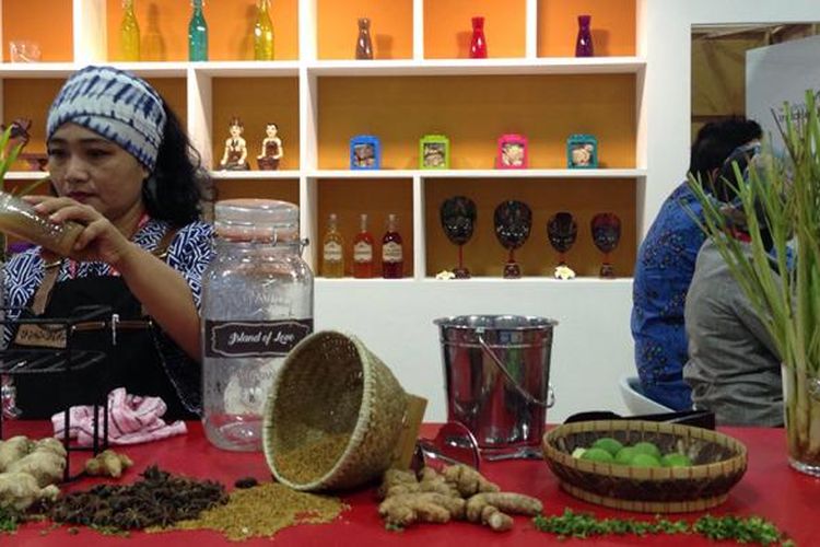 Peracik minuman tradisional khas Indonesia di ASEAN Tourism Forum (ATF) 2017 yang digelar di Singapura.