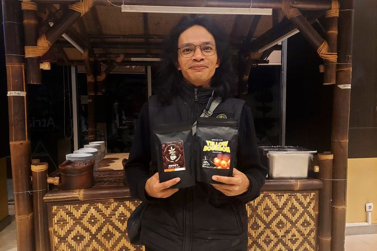 Paijo Madin, pemilik usaha Kopi Merapi Merbabu