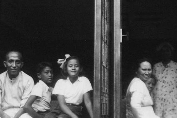 Achmad Mochtar (kiri) beserta keluarganya di kediamannya di Jalan Raden Saleh, Cikini, Jakarta Pusat. Dipotret pada tahun 1940.