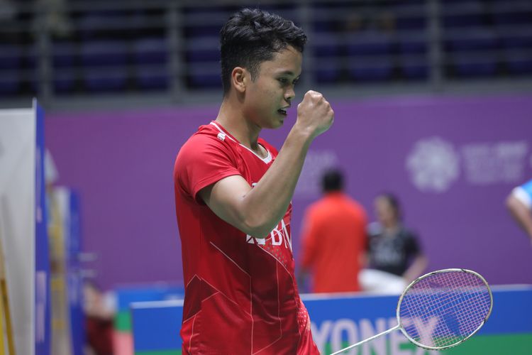 Tunggal putra Indonesia, Anthony Sinisuka Ginting, saat mengalahkan tunggal putra Jepang, Kenta Nishimoto, dengan skor 8-21, 21-14, 22-20, di Axiata Arena, Malaysia, Rabu (6/7/2022). 