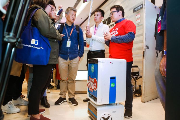 Operasionalisasi penjemputan barang pesanan konsumen oleh robot di Intime Mall, Hangzhou, Zhejiang, China.