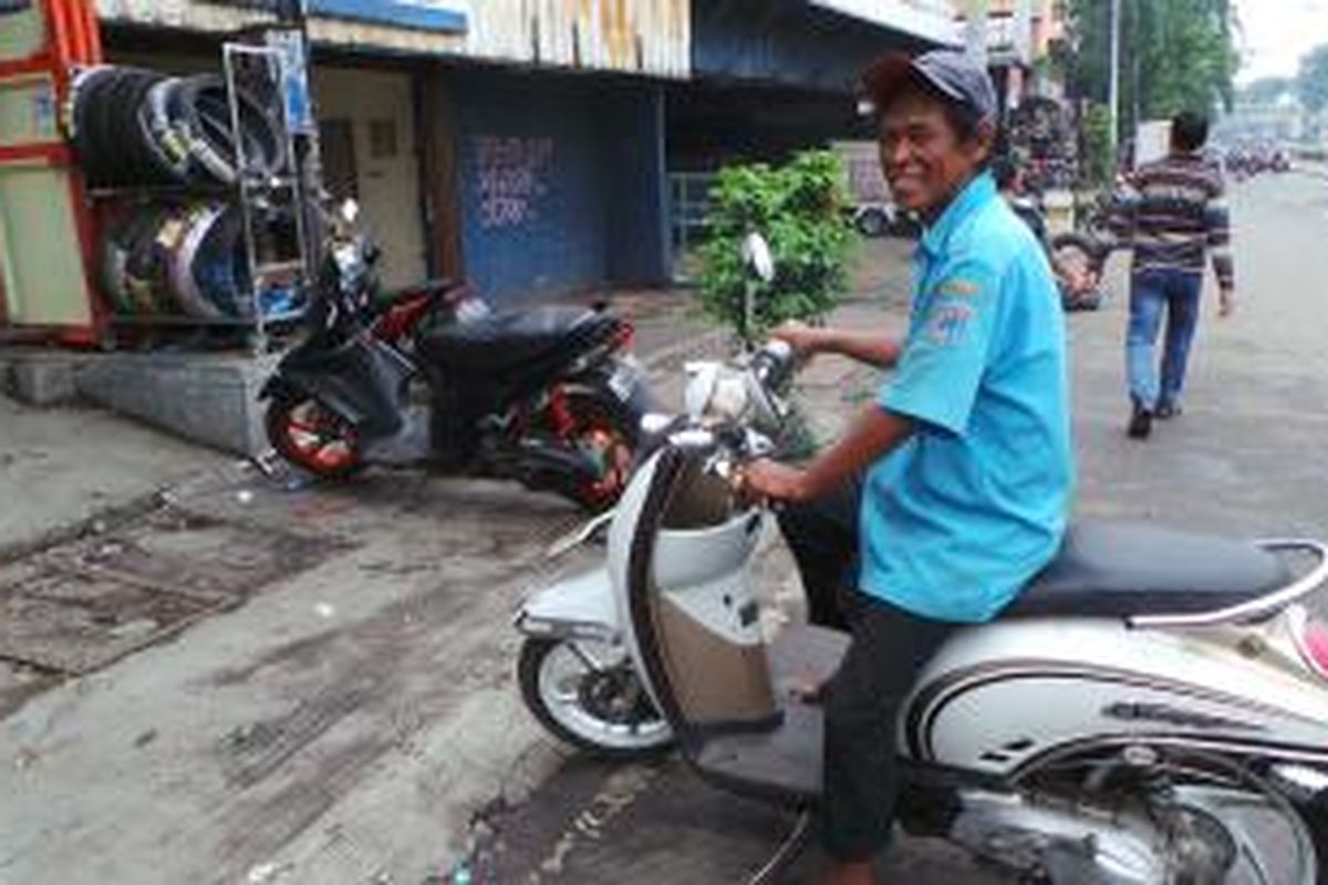 Gojali Imron (55), tukang parkir di jalan Otista Raya mengaku senang bila Pemprov DKI Jakarta jadi merealisasikan gaji bagi juru parkir Rp 4 juta rupiah.