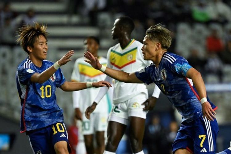 Kapten timnas U20 Jepang, Kuryu Matsuki (kanan), merayakan gol ke gawang Senegal dalam rangkaian matchday pertama fase grup Piala Dunia U20 2023 di Stadion La Plata, Argentina, Senin (22/5/2023) dini hari WIB.