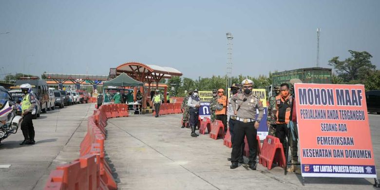 Simulasi penyekatan pemudik di Pintu Tol Palimanan, Kamis (29/4/2021).