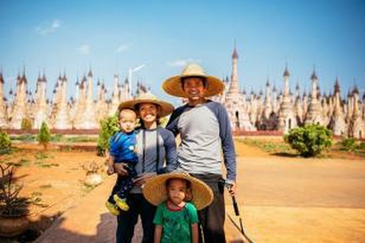 Keluarga Sonson saat berwisata di Pagoda Inlay, Myanmar.