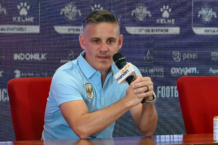 Pelatih Timnas Indonesia, John Herdman, dalam sesi konferensi pers usai laga melawan Oman pada FIFA Matchday bertajuk Garuda Championship Series di Stadion Utama Gelora Bung Karno, Jumat (5/6/2026).