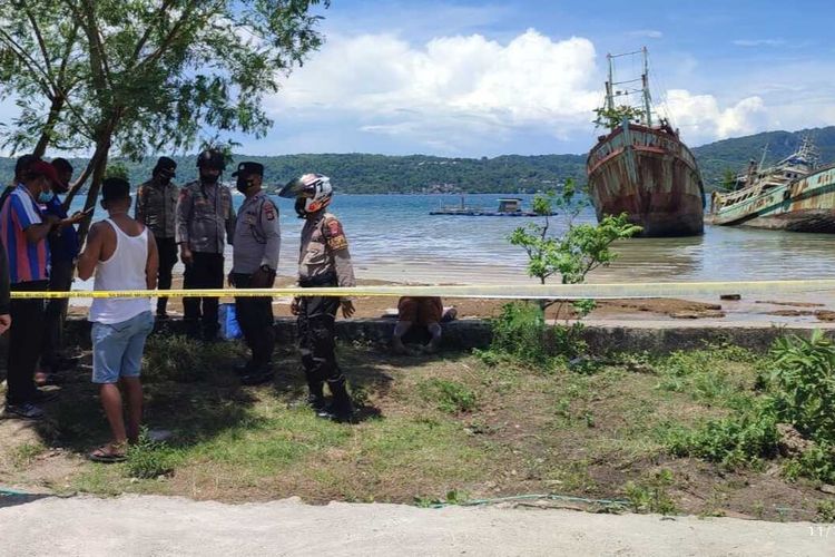 Seorang karyawan PT Pasifik Dok Maluku bernama Erwin Latuputty ditemukan tewas di atas Talud di sekitar pantai Desa Latta, Kecamatan baguala Ambon, Kamis (11/11/2021)